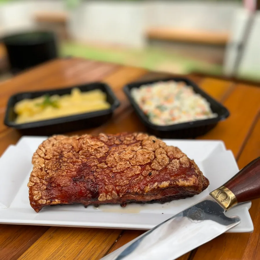 Costelinha suína ao barbecue com purê e salada, assado de domingo da Home Beef Shop