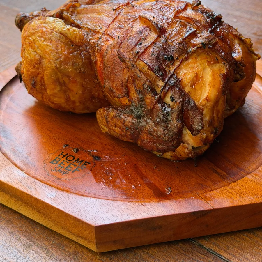 Frango assado inteiro na tábua da Home Beef Shop