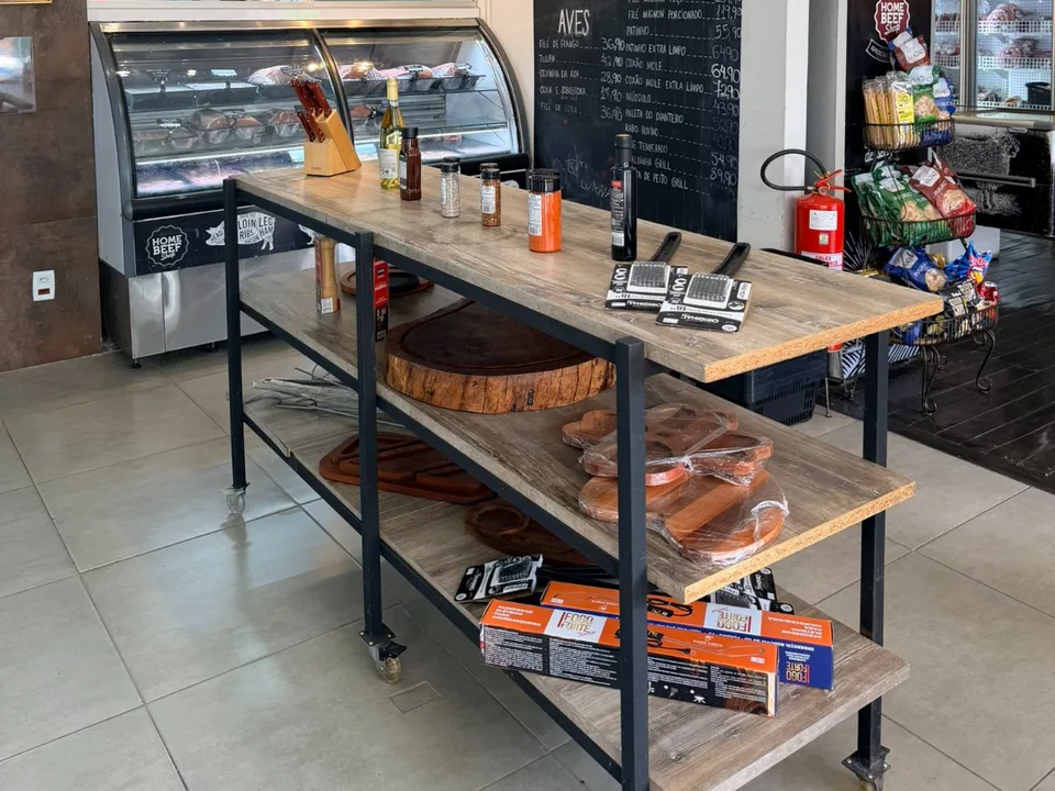 Balcão de frios e vitrine de carnes da Home Beef Shop
