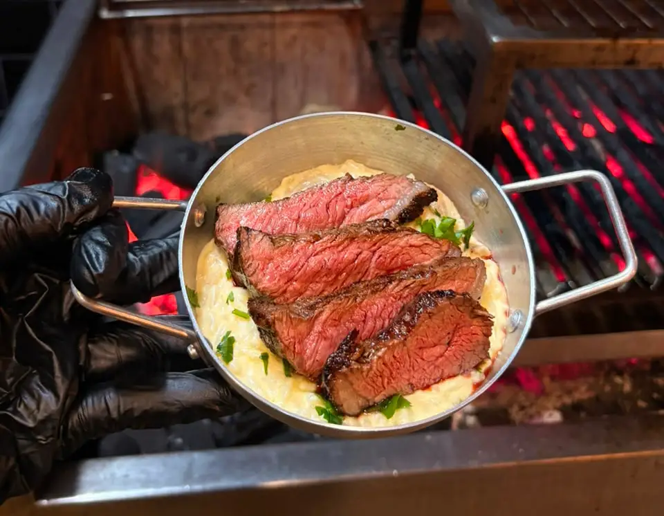 Bife no ponto sobre risoto cremoso, finalizado na parrilla em evento Home Beef Shop