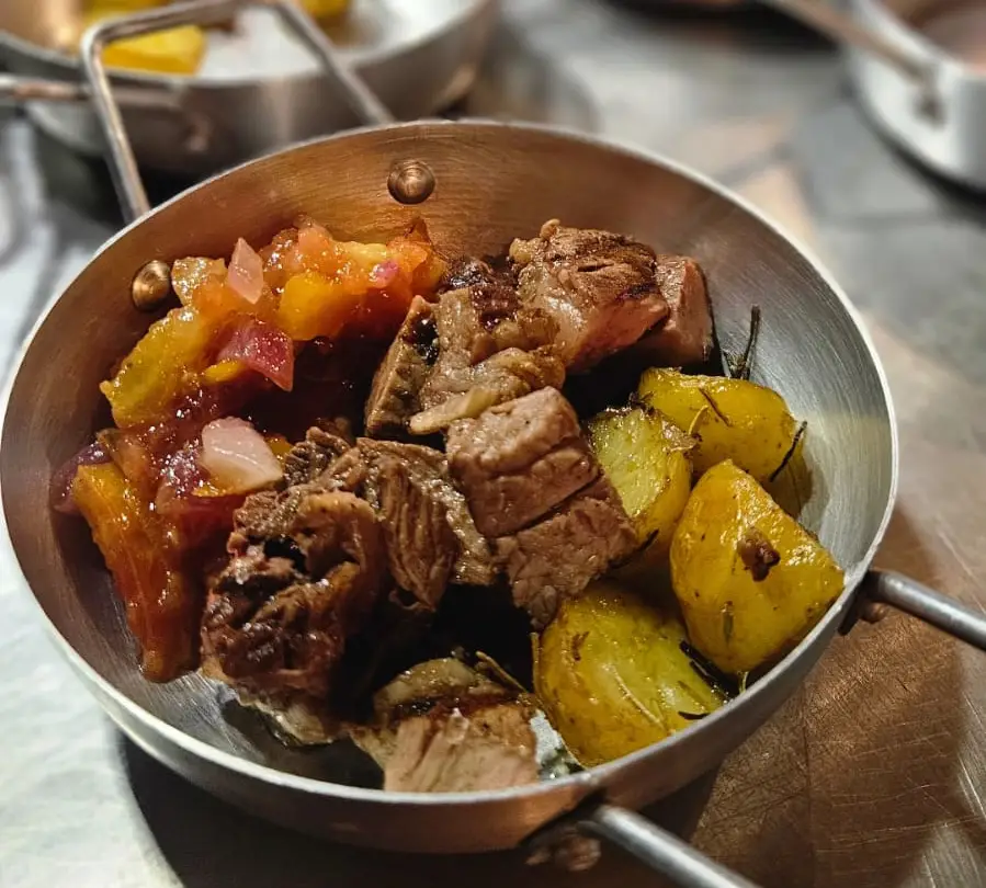 Panela individual com carne, batatas ao alecrim e chutney servida em evento Home Beef Shop