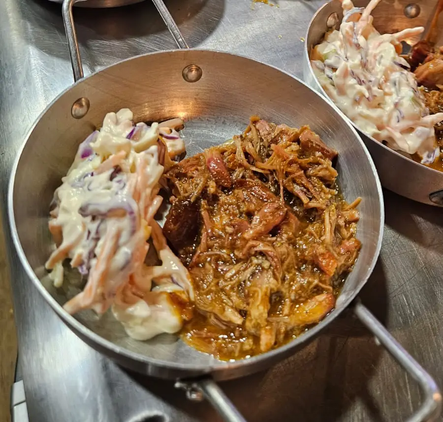 Pernil desfiado ao barbecue com coleslaw servido em evento Home Beef Shop