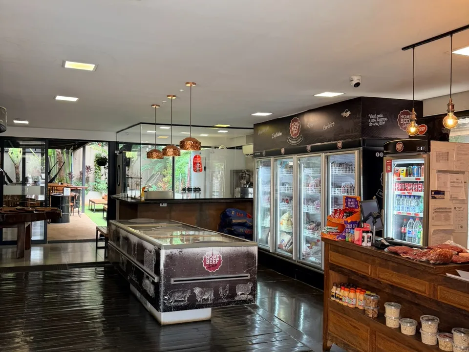 Interior da Home Beef Shop — balcão de caixa, freezers e ambiente da loja