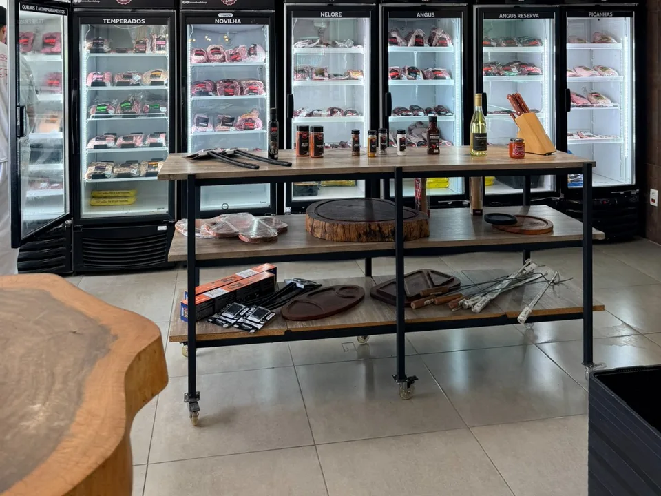 Interior da Home Beef Shop — vitrine de carnes frescas, ambiente climatizado